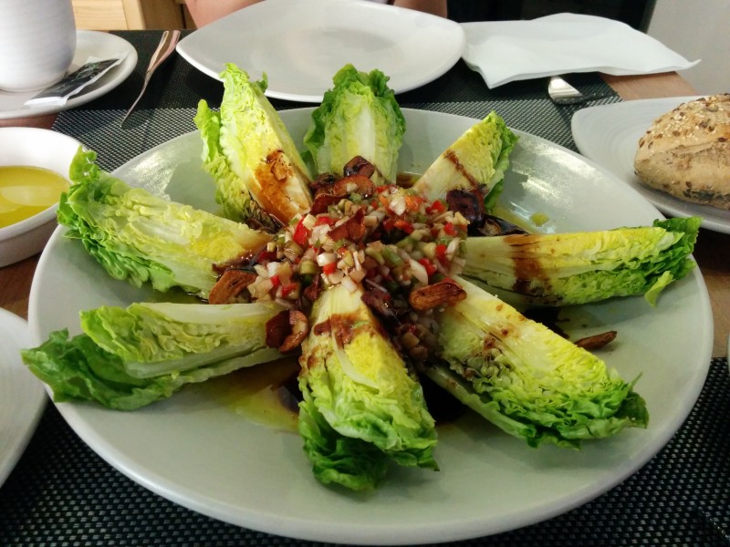 lettuce hearts with fried garlic